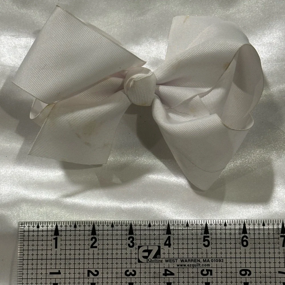 White Gross grain Hair Bow- bundle 2 or more and save on shipping.